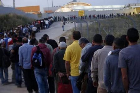 سلطات الإحتلال تقرر منع عمال الضفة من التوجه الى اماكن عملهم يوم غد