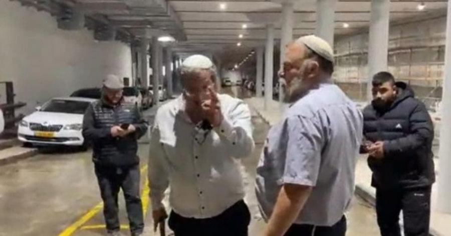 المتطرف بن غفير يشهر سلاحه صوب فتية فلسطينيين بالقرب من مخيم العروب بالخليل