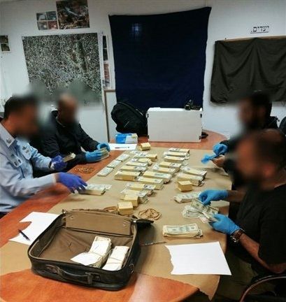 الاحتلال الاسرائيلي يعتقل شاباً من يطا بحوزته 800 الف دولار يشتبه انها مزيفة