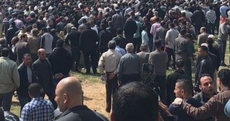 الآلاف في غزة يتظاهرون احتجاجاً على خصم في رواتبهم