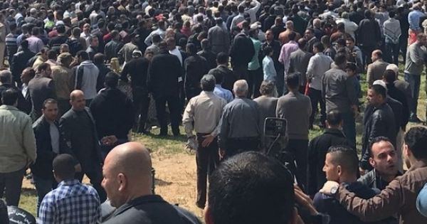 الآلاف في غزة يتظاهرون احتجاجاً على خصم في رواتبهم