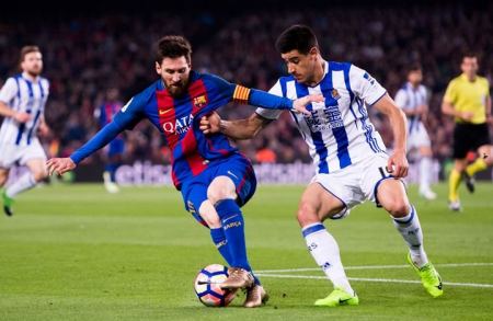 برشلونة يفوز على ريال سوسيداد بصعوبة ويطارد ريال مدريد