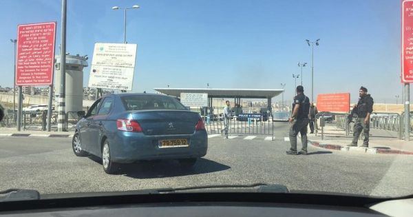 الاحتلال يعتقل فتاة فلسطينية بشبة بزعم حيازتها سكينين