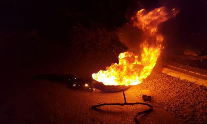 ام الفحم ... شبان يغلقون مدخل المدينة ويشعلون الاطارات