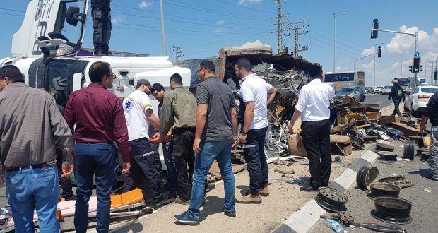 اصابات في حادث انزلاق شاحنة كبيرة على مفرق الطيبة -الطيرة 
