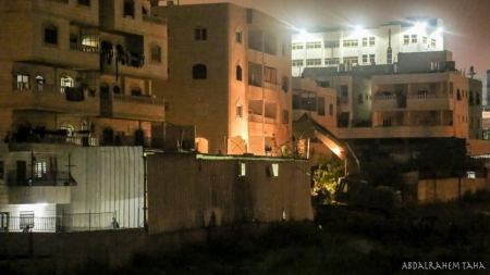 الاحتلال يهدم شقتين لعائلة الشاب عرفات ارفاعية في الخليل