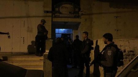 الاحتلال يعتقل عشرات الفلسطينيين فجر اليوم