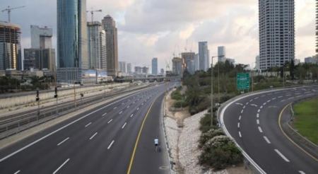اسرائيل تفرض حظر التنقل بين المدن والبلدات بدءاً من مساء غد الثلاثاء حتى فجر الخميس