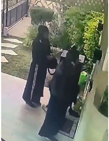 برطعة : مجهولات يقمن برش " اشياء "غير معروفة في باحة احد المنازل