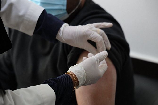 الصحة الفلسطينية : البدء بتطعيم الكوادر التعليمية للصفوف الاساسية