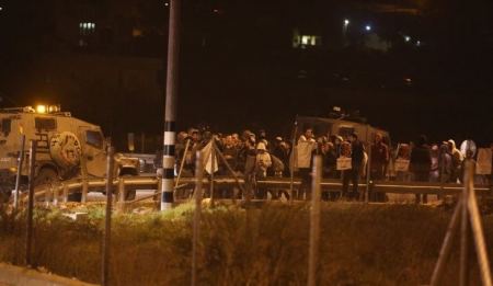 الخليل : مستوطنون يعتدون بالضرب على مواطنة وطفلتها