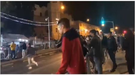 القدس : شرطة الاحتلال تعتدي على شبان عند باب العامود 