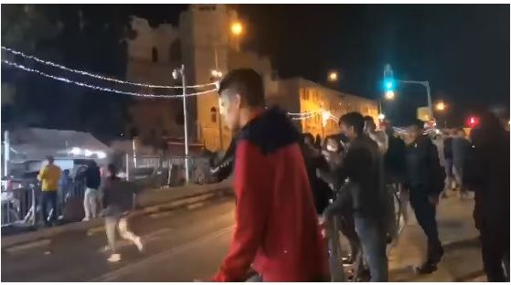 القدس : شرطة الاحتلال تعتدي على شبان عند باب العامود 