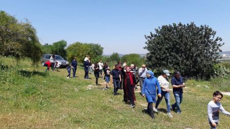 العشرات يشاركون بمسيرة العودة الى قرية الدامون