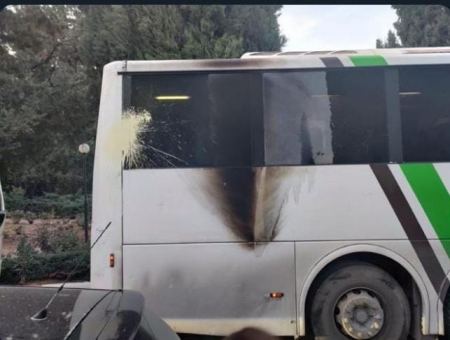 رشق حافلة مستوطنين بزجاجات حارقة قرب جنين