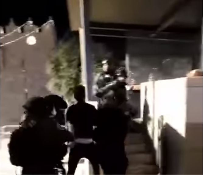 القدس : 12 اصابة باعتداءات الاحتلال على المصلين عند باب العامود