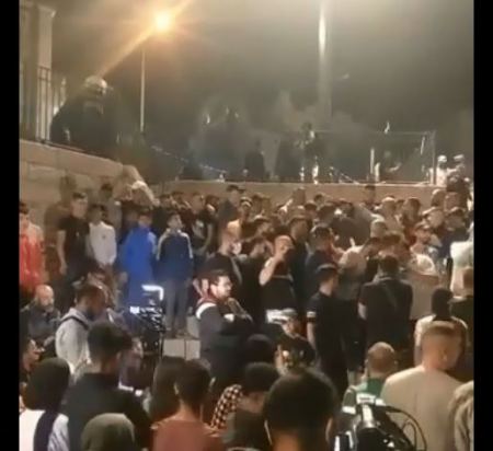 القدس : الاحتلال يزيل السواتر الحديدية من باب العامود