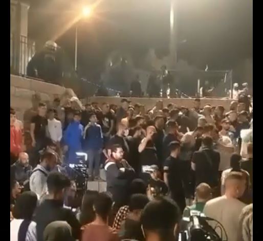 القدس : الاحتلال يزيل السواتر الحديدية من باب العامود