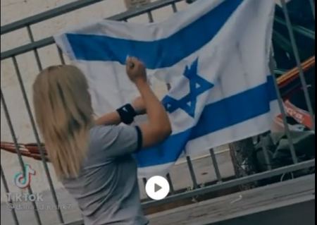 فتاة مقدسية تمزق اعلام اسرائيلية 