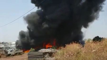 شاهد : حريق بأحد الكراجات بالمنطقة الصناعية في برطعة