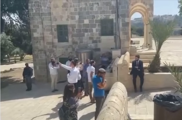 79 مستوطنا اقتحموا باحات الاقصى