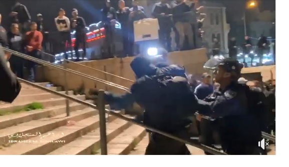 القدس : شرطة الاحتلال تقمع الفلسطينيين في باب العامود