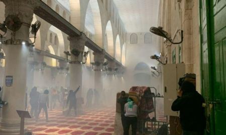 القدس : اصابات في مواجهات مع الاحتلال في المسجد الاقصى ( شاهد )