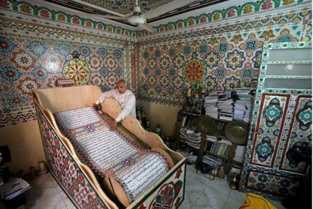 فنان مصري يكتب أكبر نسخة من المصحف الشريف