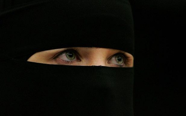 النمسا تحظر ارتداء النقاب وتوزيع المصاحف في الاماكن العامة
