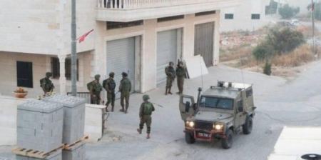 قوات الاحتلال تحاصر بناية سكنية في العيساوية تمهيداً لهدمها