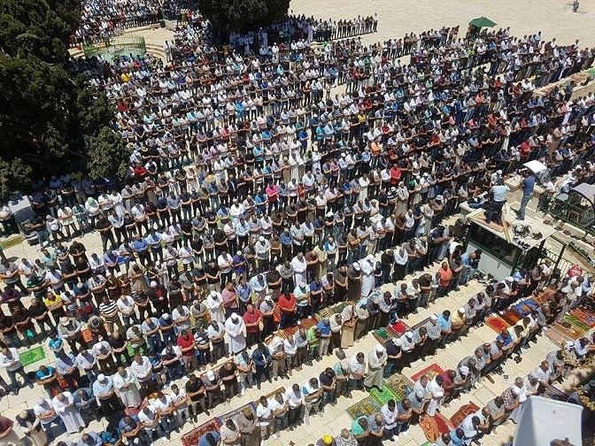 أكثر من مئة الف مصل يؤدون صلاة الجمعة في المسجد الاقصى