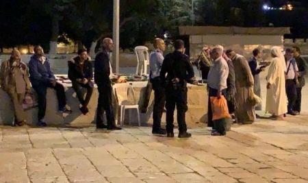 شرطة الاحتلال تطرد المعتكفين من المسجد الاقصى