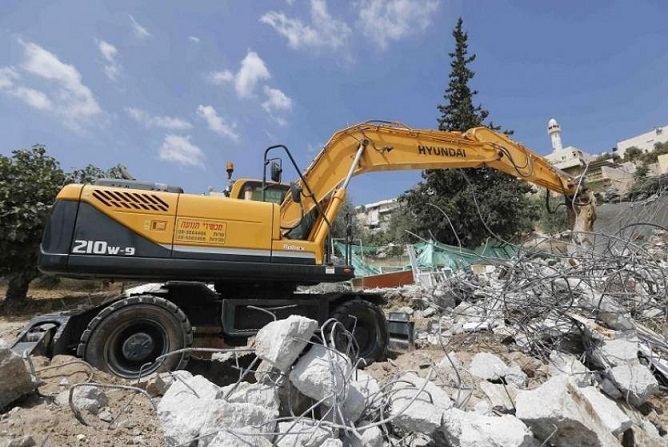 الاحتلال يهدم منزلاً بالقرب من بيت لحم