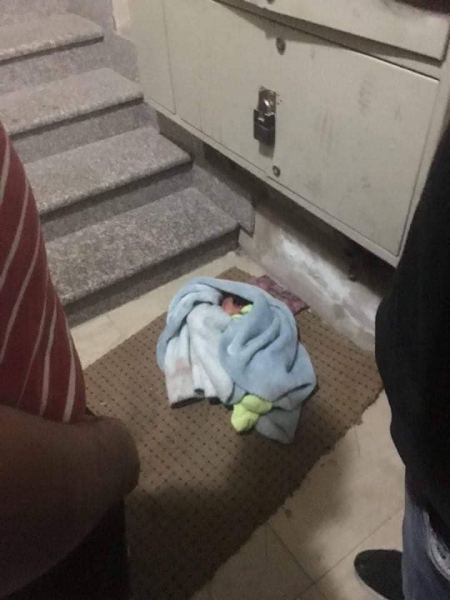 العثور على طفلة حديثة الولادة ملقاة عند بتاية سكنية في الخليل