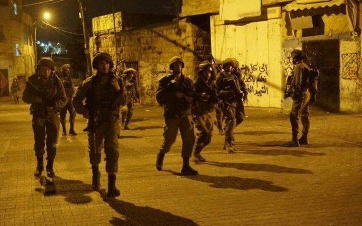 الاحتلال يعتقل 20 مواطناً في الضفة فجر اليوم