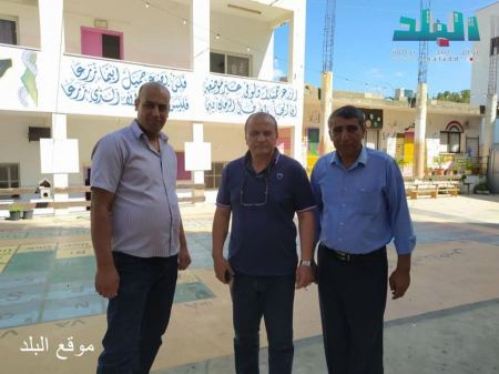 رئيس بلدية برطعة يتفقد قاعة "التوجيهي" في اول يوم للامتحانات