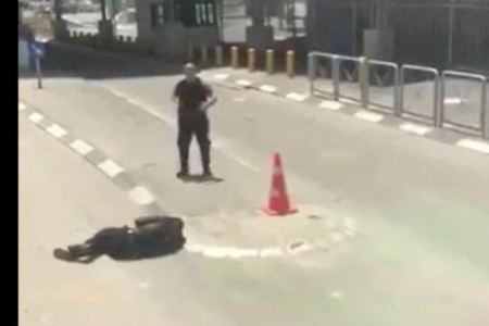 اصابة شاب برصاص الاحتلال قرب حاجز قلنديا بزعم محاولة الطعن