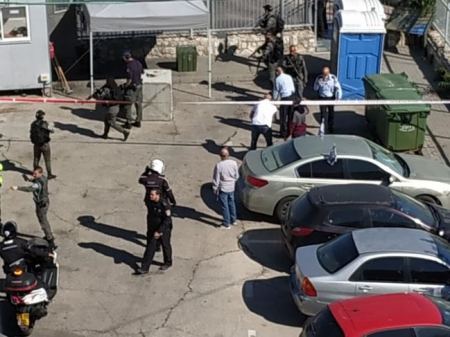 القدس : اصابة خطيرة لشاب فلسطيني برصاص الاحتلال بزعم تنفيذ عملية طعن