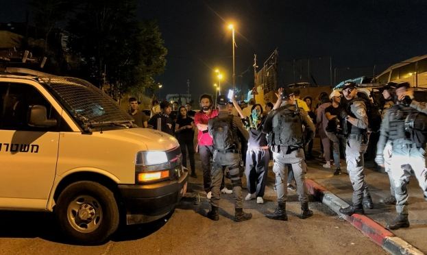 شرطة الاحتلال تعتدي على المعتصمين في الشيخ جراح