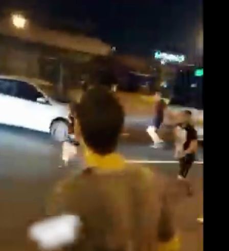 شاب عربي يخلص نفسه من الاعتداء عليه من قبل متطرفين يهود في مدينة عكا