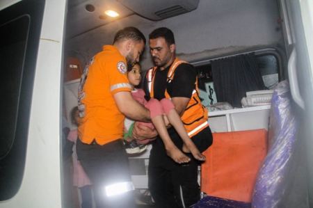 استشهاد 10 اشخاص بينهم 8 اطفال بقصف الاحتلال منزلاً بمخيم الشاطىء في غزة