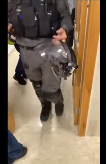 الاحتلال يقتحم مبنى مستشفى المقاصد