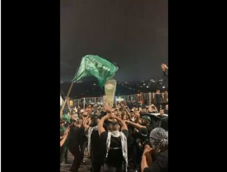 الفلسطينيون يخرجون احتفالاً بالنصر