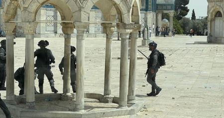 الاحتلال يقتحم باحات الاقصى عقب صلاة الجمعة