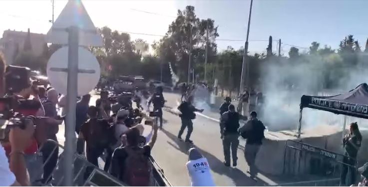 الاحتلال يقمع المتضامنين عند مدخل حي الشيخ جراح