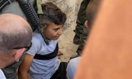 القدس : شرطة الاحتلال تدهس طفلاً رفع العلم الفلسطينيّ على درّاجته