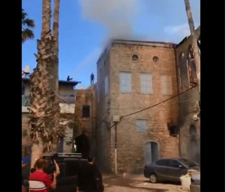 اندلاع النيران بمبنى قديم في عكا