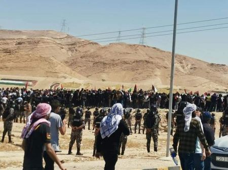 المئات من الاردنيين يتوجهون الى الحدود مع فلسطين