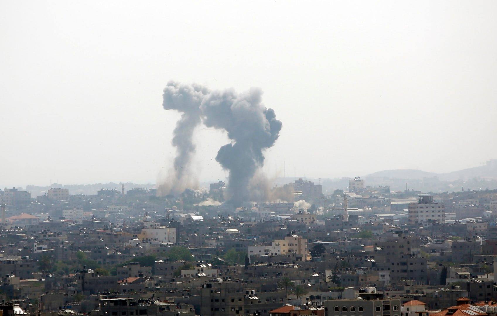 غزة: الاحتلال يكثف القصف وعدد الشهداء ارتفع الى 25 