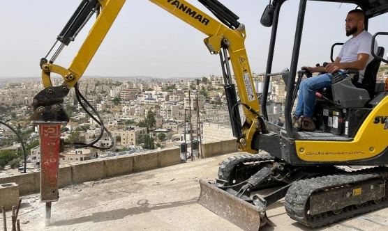 القدس : بلدية الاحتلال تجبر مواطناً على هدم منزله ذاتياً